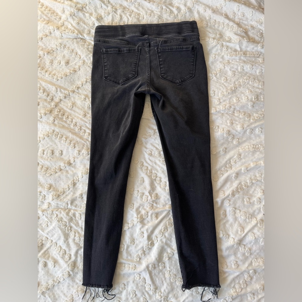 Old Navy mid rise rockstar jegging in distressed black size 8.